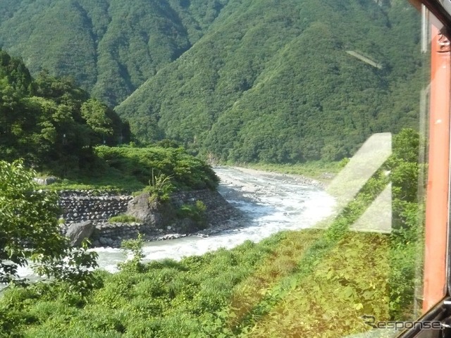 姫川沿いを北上する大糸線南小谷～糸魚川間。同線はJR西日本が唯一新潟県内で挙げた輸送密度2000人/日未満の線区。2007年6月23日。