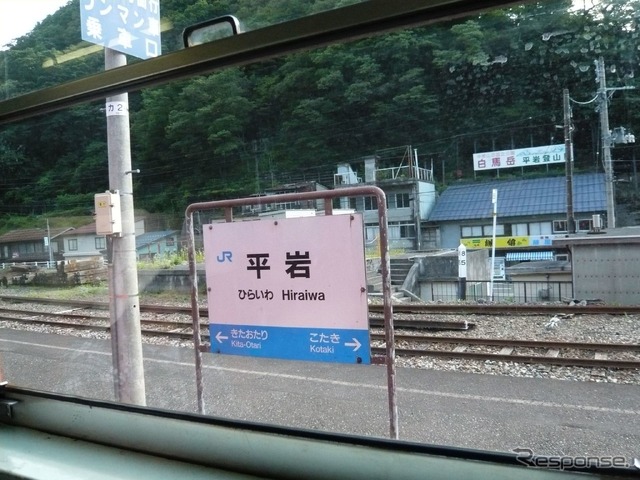 新潟県糸魚川市内の平岩駅。早朝・夜間は糸魚川から同駅折返しの列車がある。2007年6月23日。