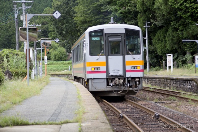 鳥取県内の那岐駅に停車中の因美線普通列車。同駅を含む東津山~智頭間は輸送密度/日が100人台となっている。