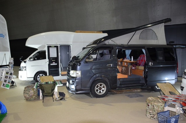 会場に展示されたキャンピングカーシェアのクルマ