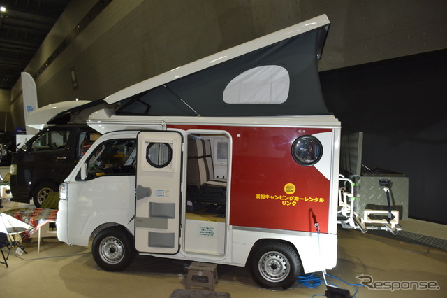 会場に展示されたキャンピングカーシェアのクルマ