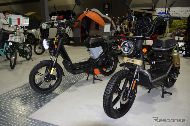 Eスクーター「GEV600」(左)と参考出品のアウトドアカスタムバージョン(ビークルスタイル)