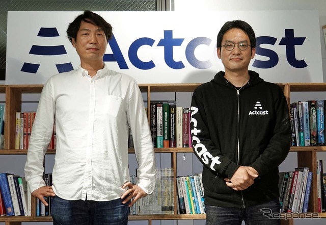 会見に登壇したアイシンの大須賀晋氏(左)とIdeinのCEO 中村晃一氏