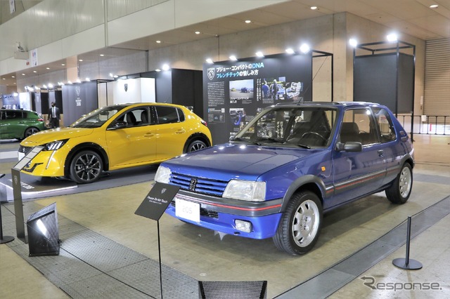 プジョー 208(奥)と205(手前)(オートモビルカウンシル2022ステランティスジャパンブース)