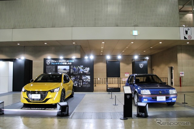 プジョー 208(左)と205(右)(オートモビルカウンシル2022ステランティスジャパンブース)