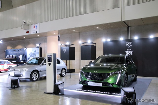 プジョー 308(左)と306(右)(オートモビルカウンシル2022ステランティスジャパンブース)