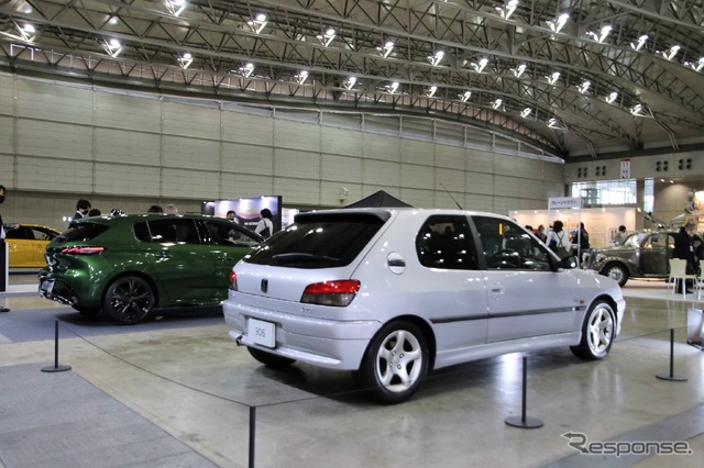 プジョー 308(奥)と306(手前)(オートモビルカウンシル2022ステランティスジャパンブース)