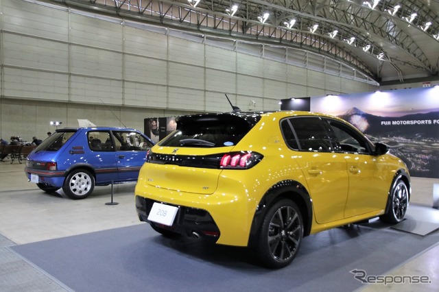 プジョー 208(手前)と205(奥)(オートモビルカウンシル2022ステランティスジャパンブース)