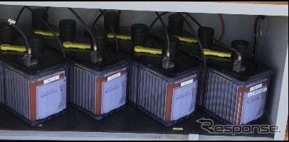 従来、踏切で使われていた鉛蓄電池の例。充電時間は保持容量40%から100%までの充電で70時間程度。停電の頻度にもよるが、耐用期間は3~7年程度となっている。