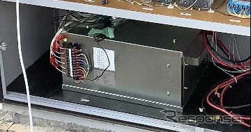 リチウムイオン電池による再生バッテリーの例。充電時間は鉛蓄電池と同様の条件で24時間程度と短く、耐用期間は10年と長い。
