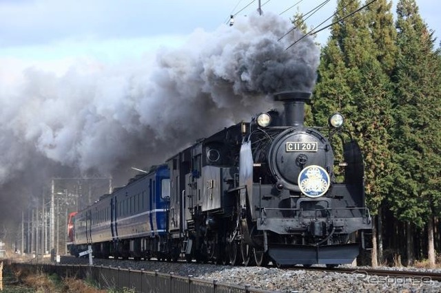 東武の『SL大樹』はC11 207が加わり、下今市駅構内で12時頃に吹鳴する予定。また、4月27日と5月13~18日はC11 325とともに鉄道開業150年のオリジナルヘッドマークやナンバープレートを掲出する。