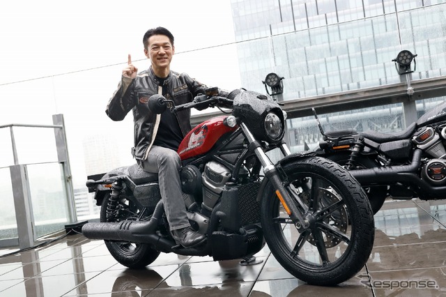 ハーレーダビッドソンジャパン代表取締役社長 野田一夫氏と「ナイトスター」