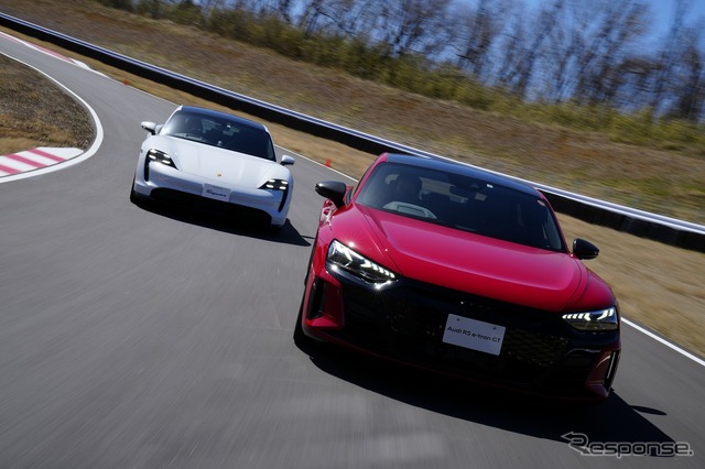 ポルシェ タイカン(左)とアウディ e-tron GT RS(右)