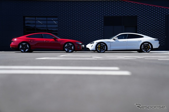 アウディ e-tron GT RS(左)とポルシェ タイカン(右)