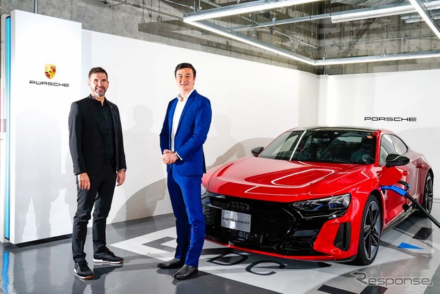 アウディ e-tron GT RS、ポルシェジャパン ミヒャエル・キルシュ社長(左)とアウディ ジャパン マティアス・シェーパース ブランド ディレクター(右)