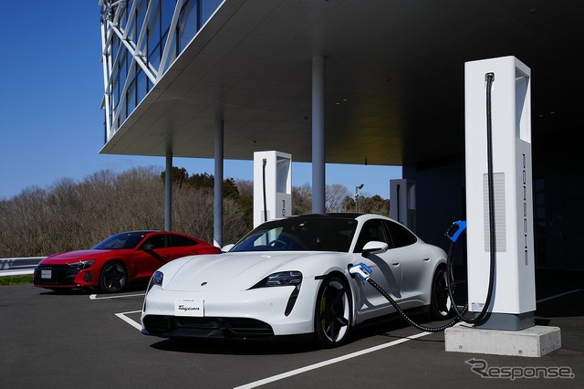 アウディ e-tron GT RS(左)とポルシェ タイカン(右)