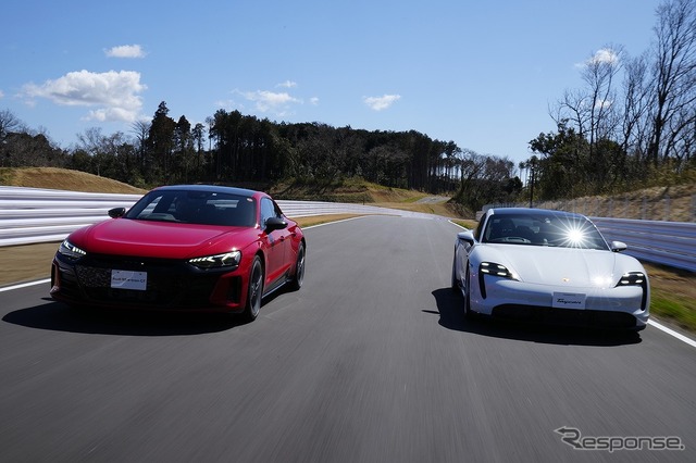 アウディ e-tron GT RS(左)とポルシェ タイカン(右)