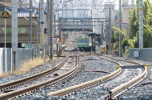城陽駅（京都府城陽市）付近の複線化工事の様子。正面の車両は3月のダイヤ改正で定期運用から退いた103系通勤型電車。