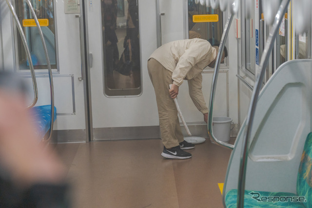 発火のため煙が充満し、白く煙っている。
