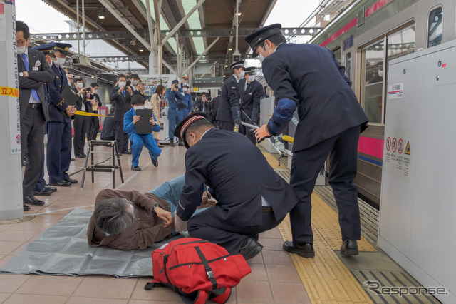 警察官が犯人と対峙している間に負傷者を駅構内へ誘導し、救護活動を行う。