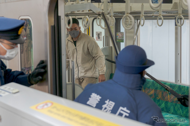 犯人は電車内で暴れているため、まずは駅構内へ誘導するため、出入り口に向かって追い詰めていく。