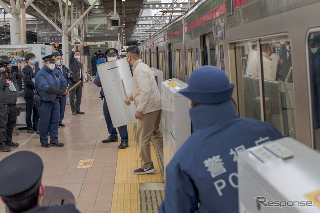 駅構内には犯人を確保すべく警察官が待機。