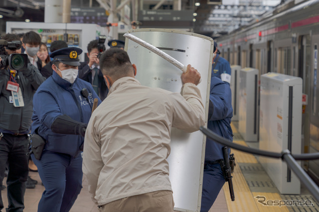 警察官は防護シールドで対応。