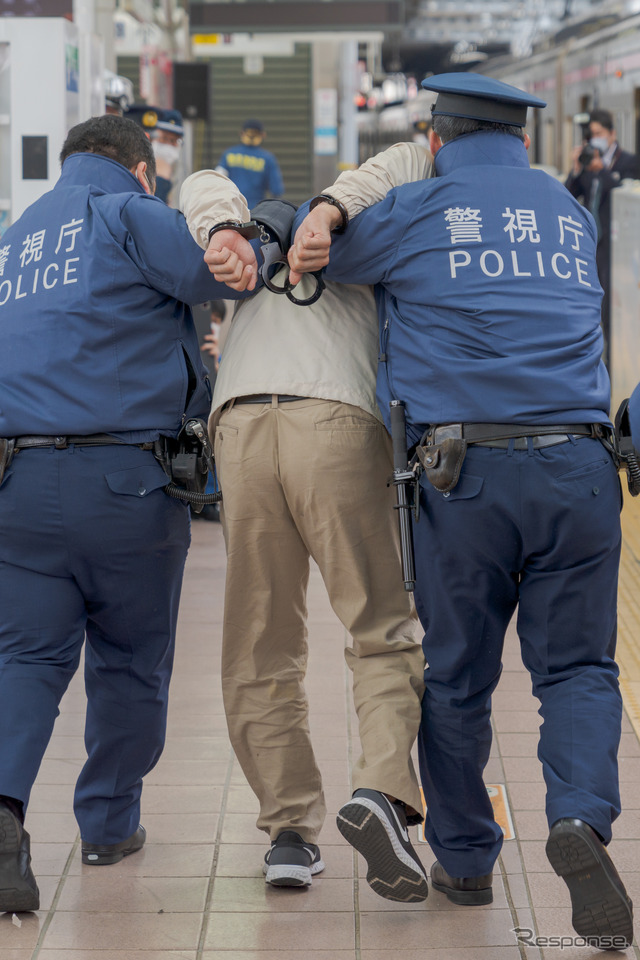 犯人を確保し護送する。