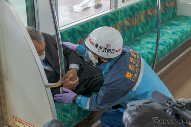重傷者は救急隊員が声掛けしながら搬送準備が行われる。