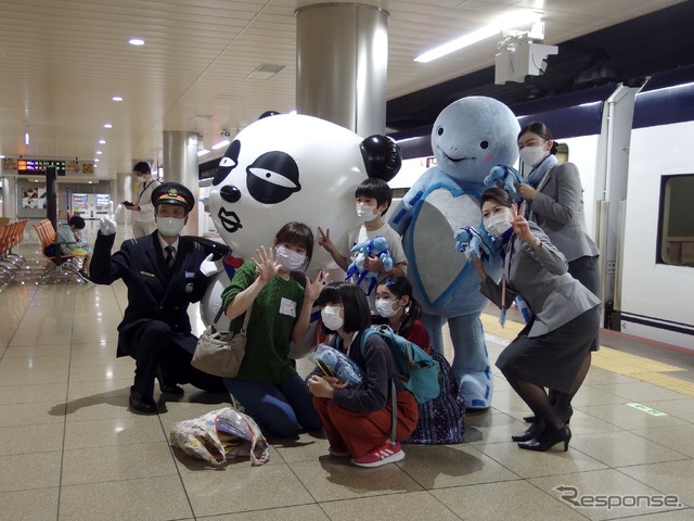 後列向かって左から成田駅の増田駅長、京成パンダ、一人おいてホヌ