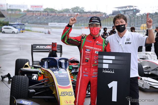 優勝した#50 松下信治(B-Max Racing Team)(左)と本山哲監督(右)