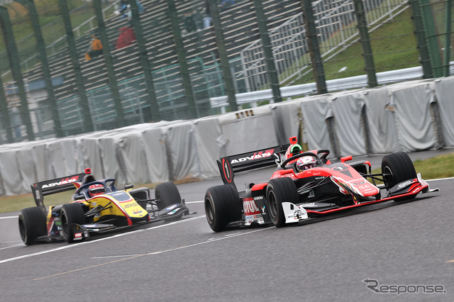 #1 野尻智紀(TEAM MUGEN)と#50 松下信治(B-Max Racing Team)のバトル