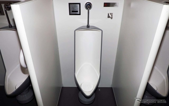 川口ハイウェイオアシス:男性用トイレ内に設置された鋳物製小便器