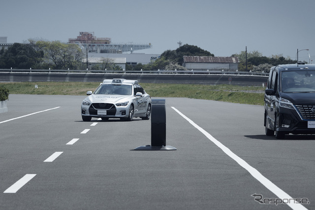 日産自動車が開発した緊急回避性能を飛躍的に向上させる運転支援技術「グラウンド・トゥルース・パーセプション」のデモ