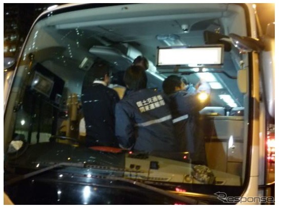 国土交通省による貸切バスの街頭検査の様子（参考画像）