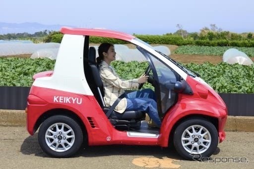 観光レンタカー、my mo(ミューモ):赤い電車デザイン”の「京急ラッピングEV2100形
