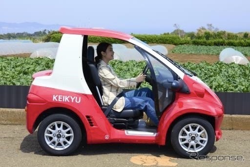 観光レンタカー、my mo（ミューモ）：赤い電車デザイン”の「京急ラッピングEV2100形