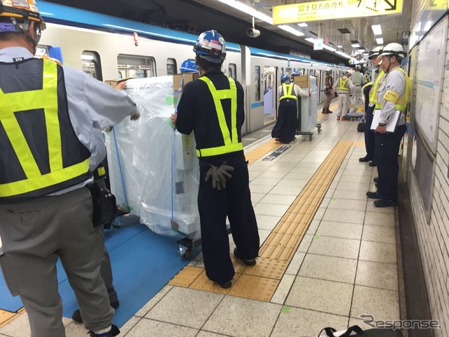 バリアフリー化は鉄軌道事業者にとって収益には直結しにくい事業だけに、国や自治体からの支援が欠かせないが、財源にも限りがあるとして利用者全員に等しく負担を求める方向性へ傾きつつある。写真は東京地下鉄(東京メトロ)のホームドア整備の様子。
