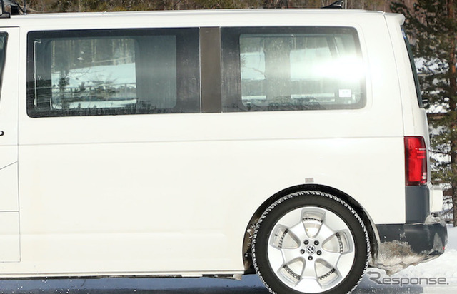 VW ID.Buzz ロングタイプの開発車両。ピラーの継ぎ目がボディの延長を示している(スクープ写真)