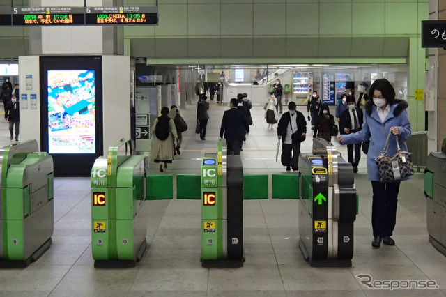 ICカードの普及が進み、風前の灯となりつつある回数券。JR東日本ではICカードのみ対応の改札機が増えている。