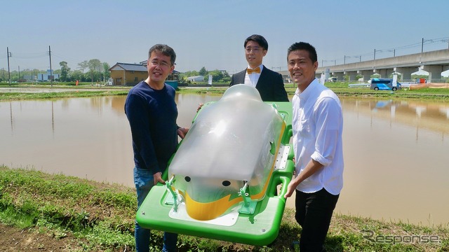 有機米デザイン代表の山中大介氏、取締役の中村哲也氏と、デザインした中村哲さん(中央)