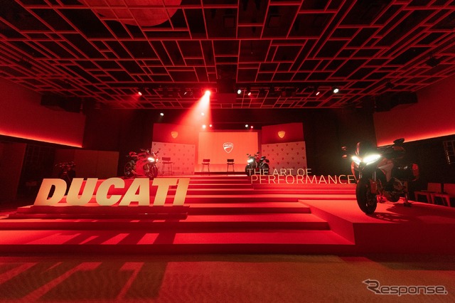 ドゥカティのブランドカラーである赤を基調にセッティングされた会場