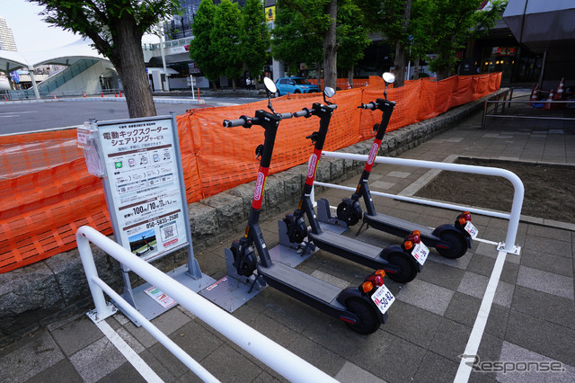 2020年、千葉県の海浜幕張駅で行われた実証実験中の電動キックボード駐車ポート