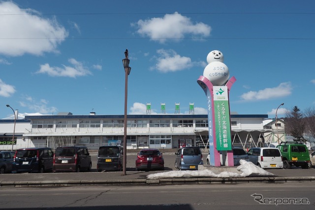 函館本線倶知安駅。この現駅舎の裏側に新幹線駅ができるが、周辺では大幅な再開発の計画があり、在来線廃止の前倒しが要望されている。2022年4月2日。