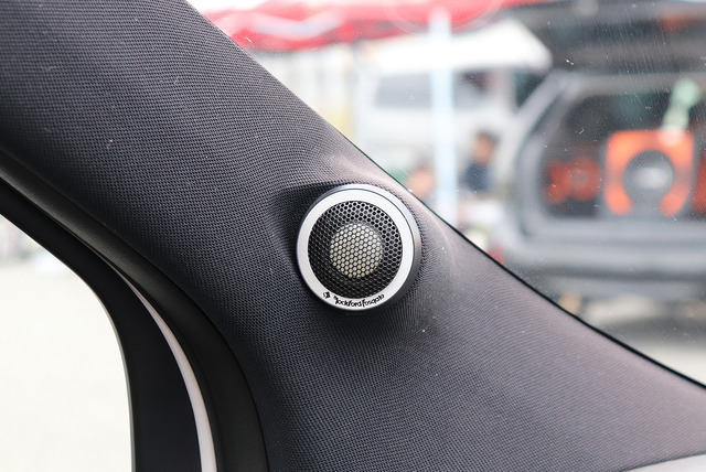 高性能な市販「AV一体型ナビ」がシステムに組み込まれたオーディオカーの一例(製作ショップ:カーファイ<神奈川県>)。