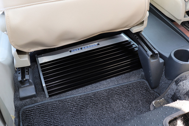 高性能な市販「AV一体型ナビ」がシステムに組み込まれたオーディオカーの一例(製作ショップ:カーファイ<神奈川県>)。