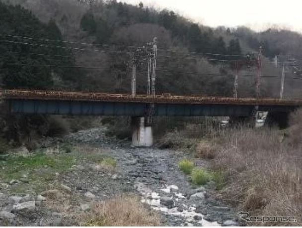 耐震補強される神奈川県秦野市内の第1四十八瀬川橋梁。