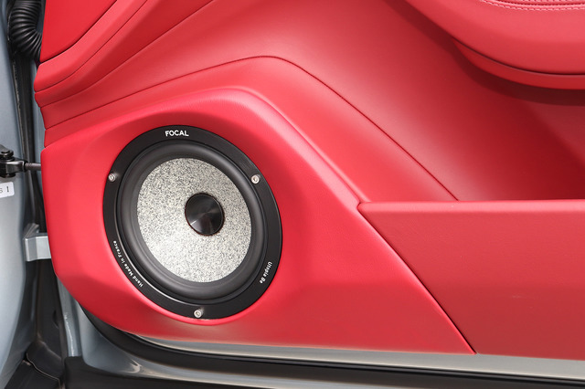 ドアスピーカーが「アウター化」にて取り付けられたオーディオカーの一例(製作ショップ:ルロワ<愛知県>)。