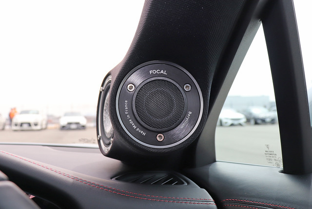 ドアスピーカーが「アウター化」にて取り付けられたオーディオカーの一例(製作ショップ:ルロワ<愛知県>)。