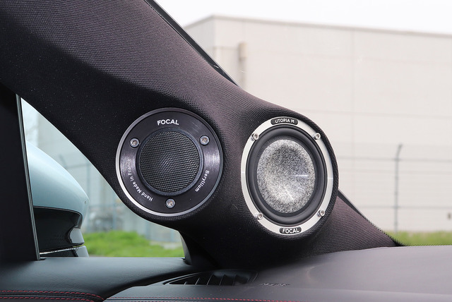 ドアスピーカーが「アウター化」にて取り付けられたオーディオカーの一例(製作ショップ:ルロワ<愛知県>)。